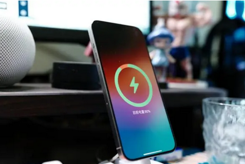 麻城苹果15换屏服务分享用什么充电器给iPhone15充电更好 